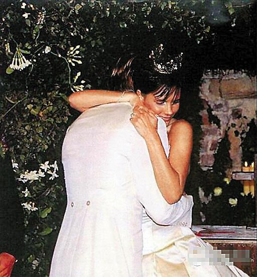 维多利亚晒婚礼私照 庆祝结婚15年
